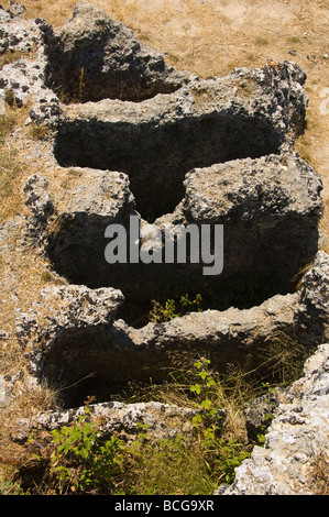 Tombe nel cimitero micenea intagliati da solida roccia intorno 1500BC a Mazarakata sull'isola greca di Cefalonia Grecia GR Foto Stock