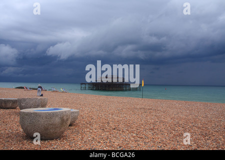 Stormclouds oltre il Molo Ovest di Brighton, Inghilterra Foto Stock
