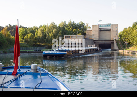 Barge lasciando lock sul fiume principale in Franconia Regione Baviera Foto Stock