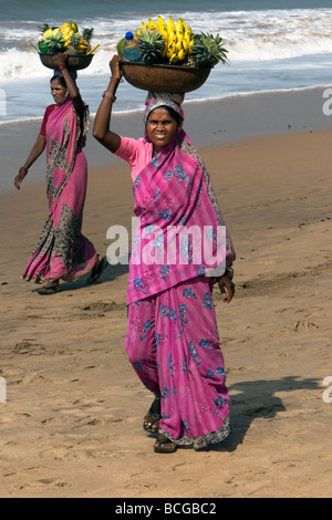 Donna beach fruttivendola Anjuna hippy settimanale mercato delle pulci di Goa in India Foto Stock