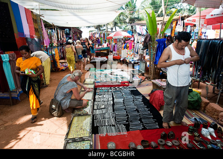 Anjuna hippy settimanale mercato delle pulci di Goa in India Foto Stock