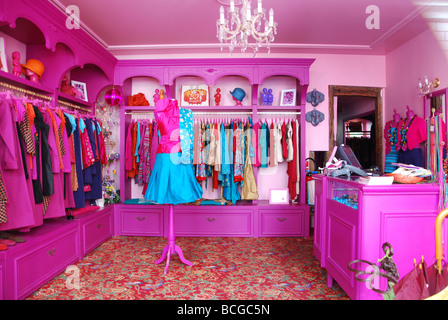 Interno del coloratissimo Antoine & Lili boutique di Rue du 29 Juillet, 1° arr. Parigi Francia Foto Stock