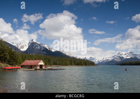 Il Boathouse sul Lago Maligne nei pressi di Jasper, Jasper National Park, Alberta, Canada Foto Stock