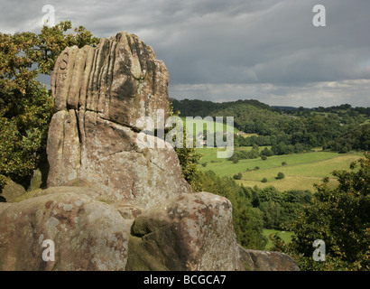 La donnola Pinnacle su Robin Hood's stride nel Derbyshire Peak District e la vista verso Birchover Foto Stock