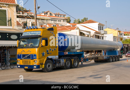 Turbina eolica montante essendo trasportati su camion su strada attraverso AGIA EFIMIA porta sull'isola greca di Cefalonia Grecia GR Foto Stock