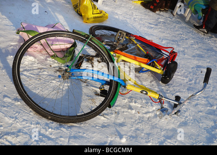 Colorati a sinistra in bicicletta nella neve Foto Stock