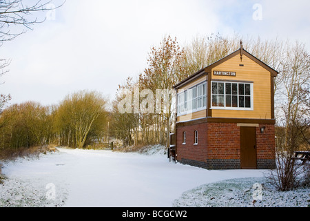 Hartington casella Segnale su un snowy Tissington Trail nel Peak District nel Derbyshire Foto Stock