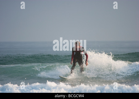 Surfer a Tregonhawke Cliff, Whitsand Bay, Cornwall Foto Stock