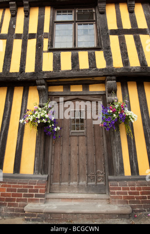 Sportello anteriore su un tudor edificio con travi a Ludlow Foto Stock