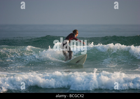 Surfer a Tregonhawke Cliff, Whitsand Bay, Cornwall Foto Stock