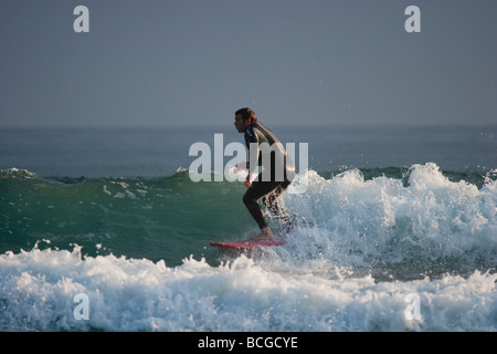 Surfer a Tregonhawke Cliff, Whitsand Bay, Cornwall Foto Stock