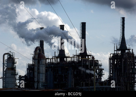 Flutti di vapore dal totale di olio di petrolio raffineria a Dunkerque Dunqurque nel nord della Francia Foto Stock