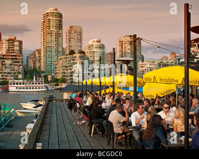 Granville Island ponti ristorante di pesce terasse Vancouver British Columbia Canada America del Nord Foto Stock