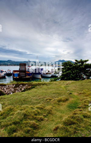 Vista delle navi di una chiatta e barche ormeggiate dal Fortino San Filippo in Puerto Plata Repubblica Dominicana Foto Stock