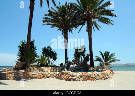 Statua del pescatore e sirene presso la spiaggia di Los Alcazares, Mar Menor, Murcia, Costa Calida, sud orientale della Spagna Foto Stock