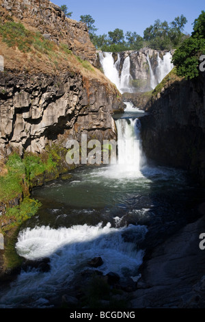 Il Fiume Bianco e White River Falls stato parco nel centro di Oregon Foto Stock