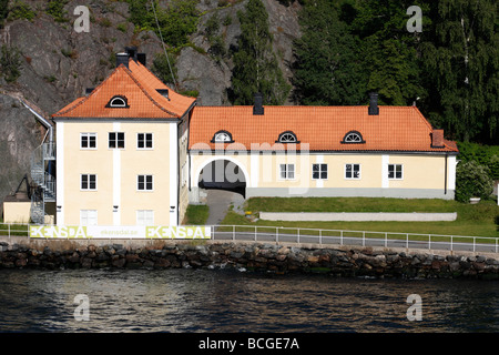 Grande casa o edificio sulla riva del Mar Baltico vicino a Stoccolma, Svezia Foto Stock