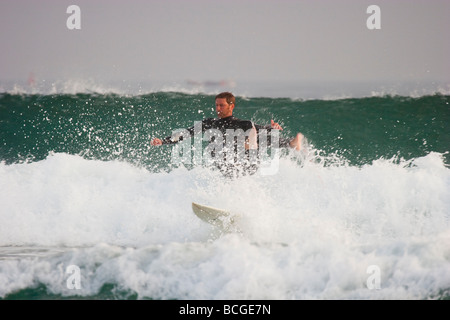 Surfer a Tregonhawke Cliff, Whitsand Bay, Cornwall Foto Stock