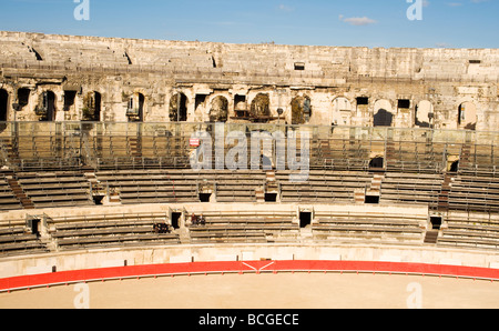 Dettaglio interni di Les Arènes de Nîmes, un anfiteatro romano, nella città di Nimes, Francia meridionale. Ora utilizzato per corride. Foto Stock