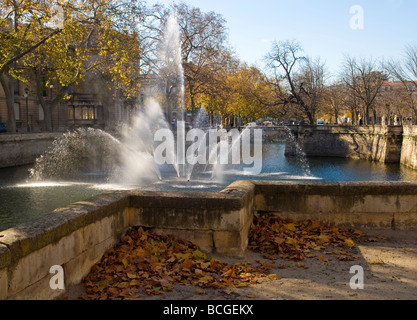 Fontana al Les Quais de la Fontaine, Nîmes, Francia. Foto Stock