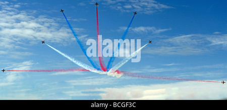 Il Royal Air Force Aerobatic Team (frecce rosse) eseguire a Goodwood, Sussex, Inghilterra. Foto Stock