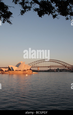 L'Opera house e Harbour Bridge bagnata con i primi raggi di sole all'alba a Sydney nel Nuovo Galles del Sud Australia Foto Stock