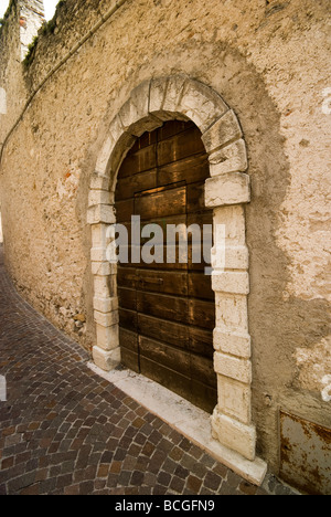 Porta ad arco nel comune di Limone sul Garda in provincia di Brescia in Lombardia Foto Stock