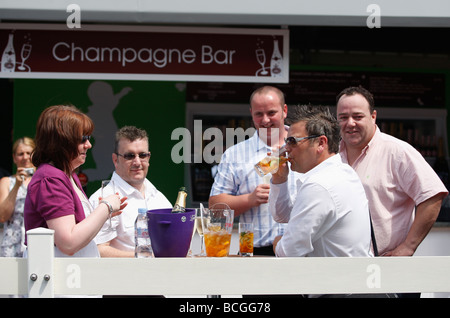 Gruppo di persone gustando un drink presso il campionati di Wimbledon Foto Stock