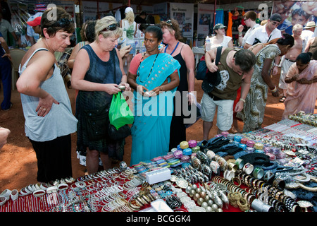 Anjuna hippy settimanale mercato delle pulci di Goa in India Foto Stock