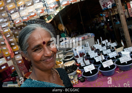 Anjuna hippy settimanale mercato delle pulci di Goa in India Foto Stock