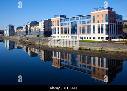 Riflessioni di moderni edifici per uffici, business, architettura, sviluppo urbano a fianco del fiume Dee, Riverside Drive, Aberdeen Scotland, Regno Unito Foto Stock