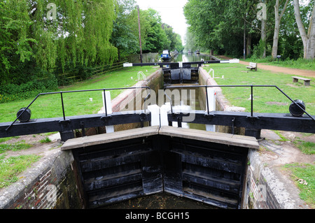 Si blocca sul Kennet and Avon Canal a Kintbury Berkshire England Regno Unito Foto Stock