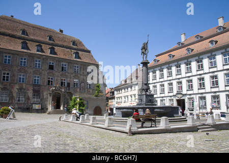 Lindau Baviera Germania UE Può statua di Nettuno Haus zum Cavazzen nella Marktplatz case e Heimatmuseum Municipal Art Collection Foto Stock