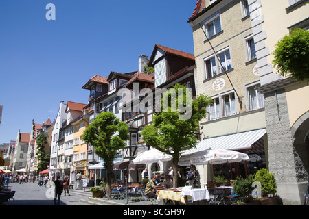 Lindau Baviera Germania Maximilianstrase molto affollata di turisti Foto Stock