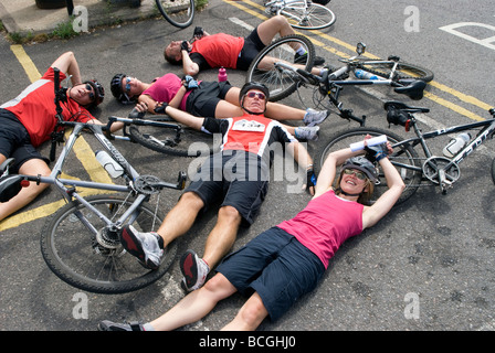 I ciclisti di prendere un meritato riposo dopo il completamento di una carità in bicicletta, Farnham, SURREY REGNO UNITO. Foto Stock