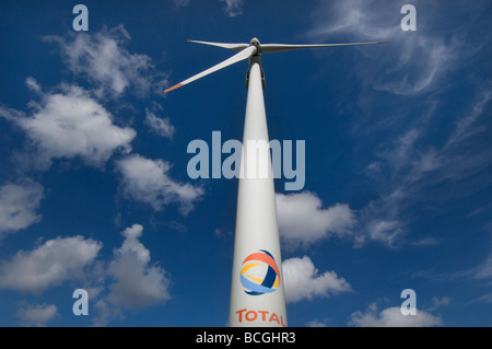 Una turbina eolica di proprietà della società petrolifera Total in un sito a Dunkerque Francia settentrionale Foto Stock