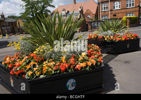 Waltham Abbey Essex aiuole di fiori al di fuori dell'Abbazia. Foto Stock