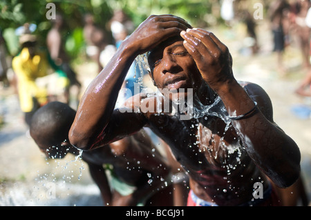 Un praticante voodoo bagna se stesso nelle acque del Saut D'eau durante l'annuale festival Voodou in Haiti il 13 luglio 2008. Foto Stock