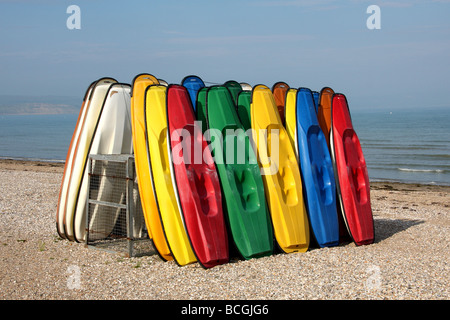 Noleggio barche impilato sulla spiaggia di Weymouth Dorset, Regno Unito Foto Stock