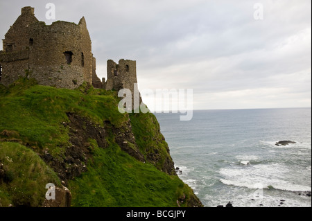 Dunluce Castle e scogliere nella contea di Antrim in Irlanda del Nord Foto Stock