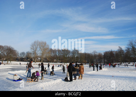 Pattinaggio su ghiaccio sul laghetto di locali a Roermond Limburg Paesi Bassi Foto Stock