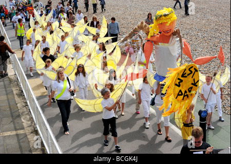 Le persone che assumono park in worthing bambini's parade Foto Stock