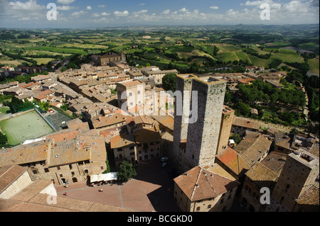 Nord vista dalla Torre Grossa con Piazza delle Erbe e due torri, Sant Agostino e due torri di San Gimignano Toscana Italia Foto Stock