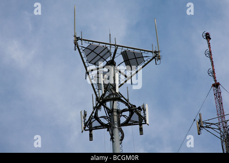 Alimentazione e segnali cellulari torre sopra di noi - è che tutti parlano di? Foto Stock