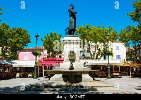 PLACE SAINT LOUIS AIGUES MORTES GARD FRANCIA Foto Stock