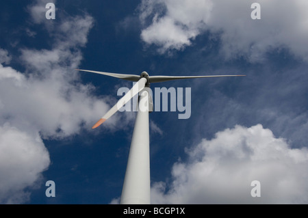 Una turbina eolica di proprietà della società petrolifera Total in un sito a Dunkerque Francia settentrionale Foto Stock