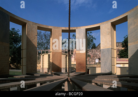 India Rajasthan Jaipur più grande osservatorio di pietra nel mondo creato nel 1728 da Maharaja Jai Singh II Jantar Mantar Foto Stock