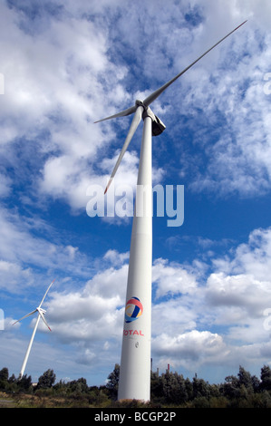 Una turbina eolica di proprietà della società petrolifera Total in un sito a Dunkerque Francia settentrionale Foto Stock