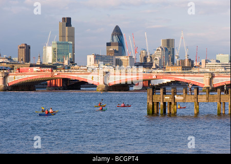 Persone in kayak sul fiume Tamigi da Southbank London Regno Unito Foto Stock