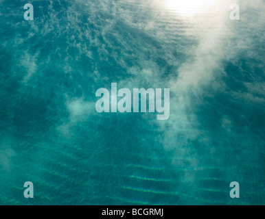 Il vapore passando da acqua calda Foto Stock